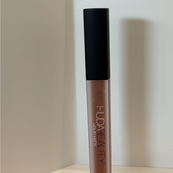 Huda Beauty Brown Matte Lipstick color GIRLFRIEND NIB - Picture 4 of 8